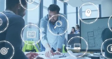 Değişik mimarlar üzerinde daireler çizerek bina planı hakkında tartışan ikon animasyonu. Dijital bileşik, çoklu pozlama, rapor, iş, küreselleşme, planlama ve takım çalışması kavramı.