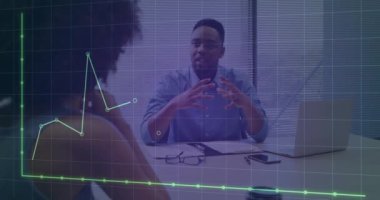 Dizüstü bilgisayardaki raporları tartışan çeşitli iş arkadaşlarının grafik ve ızgara kalıplarının animasyonu. Dijital bileşik, çoklu pozlama, iş, üç boyutlu, planlama, takım çalışması ve teknoloji.