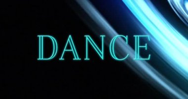 Neon dans metninin animasyonu ve siyah arkaplanda dönen mavi parlayan ışık izleri. Gece hayatı ve disko konsepti