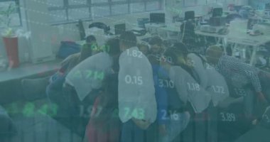 Çeşitli iş arkadaşlarının ticaret kurulunun el ele tutuşması ve ofiste kaldırılması. Dijital bileşik, çoklu pozlama, iş, takım çalışması, soyut ve borsa konsepti.
