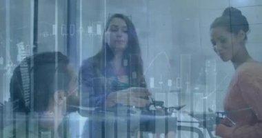 Grafiklerin animasyonu, yürüyen insanların zaman aşımı, çeşitli iş arkadaşlarının ofiste tartışması. Dijital bileşik, çoklu pozlama, rapor, iş, planlama ve takım çalışması kavramı.