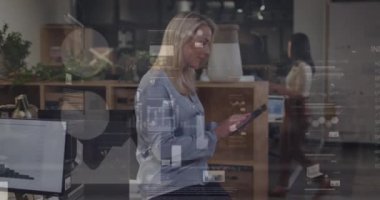 Ofiste tablet kullanan beyaz kadın hakkında istatistiksel veri işleme animasyonu. Bilgisayar arayüzü ve iş veri teknolojisi kavramı