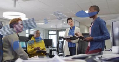 Ofiste iş raporunu tartışan bilgi arayüzü ve çok ırklı iş arkadaşlarının animasyonu. Dijital bileşim, iş, rapor, ilerleme, takım çalışması, klasör, belge, planlama.