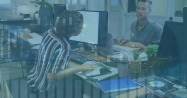 Grafiklerin animasyonu, caddede hareket eden arabaların hızlandırılması, masa başında çalışan çeşitli meslektaşlar. Dijital bileşim, iş dünyası, rapor, ilerleme, takım çalışması, ulaşım, bilgisayar, konuşma ve ofis.