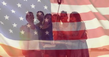 Amerika bayrağının yaz aylarında sahildeki çeşitli arkadaşlara karşı animasyonu. Usa, Amerikan vatanseverliği, ulusal bayrak ve yaşam tarzı konsepti dijital olarak oluşturulmuş video.