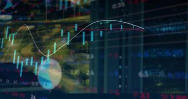 Şehirdeki bina üzerinde finansal veri işleme animasyonu. Küresel iş, finans, bağlantılar, hesaplama ve veri işleme kavramı dijital olarak oluşturulmuş video.