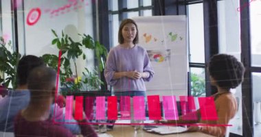 Grafik üzerinde ok animasyonu, beyaz tahtadaki raporları iş arkadaşlarına açıklıyor. Dijital bileşik, çoklu pozlama, iş, büyüme, planlama ve takım çalışması kavramı.