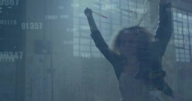 Grafiklerin animasyonu ve değişen numaralar. Parlak çubukla dans eden melez bir kadın. Dijital bileşik, çoklu pozlama, rapor, keyif alma, büyüme ve iş konsepti.