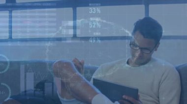 Evinde dijital tablet kullanan düşünceli beyaz adamın istatistiksel veri işleme animasyonu. Bilgisayar arayüzü ve iş veri teknolojisi kavramı