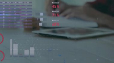 Kafkasyalı bir kadının deftere yazı yazması üzerine çok renkli bilgi arayüzü animasyonu. Dijital bileşik, çoklu pozlama, rapor, iş, büyüme, ilerleme ve küresel konsept.