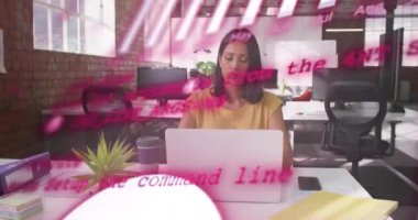 Grafik animasyonu, dünya, bilgisayar dili, ofiste dizüstü bilgisayarda çalışan düşünceli çift ırklı kadın. Dijital bileşim, rapor, iş dünyası, küreselleşme, programlama dili ve teknoloji kavramı.