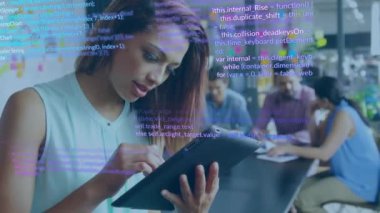 Ofiste tablet kullanan gülümseyen melez iş kadınının bilgisayar dilinin animasyonu. Dijital bileşim, kodlama, veri işleme, kendinden emin, teknoloji ve çalışma konsepti.