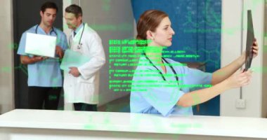 Hastanedeki röntgen raporunu inceleyen beyaz kadın sağlık çalışanı üzerinde veri işleme animasyonu. Tıbbi sağlık ve araştırma teknolojisi kavramı