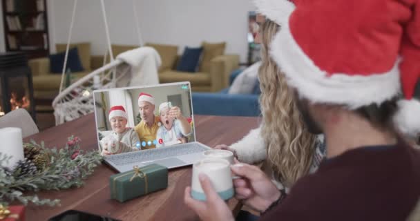 快乐的高加索夫妇 父亲和儿子有圣诞节的笔记本电脑视频通话 慢动作 圣诞节 庆祝活动 传统和生活方式 — 图库视频影像