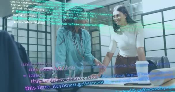 Ofisteki Planlar Üzerinde Tartışan Çeşitli Kadın Mimarlar Üzerinde Bilgisayar Dilinin — Stok video