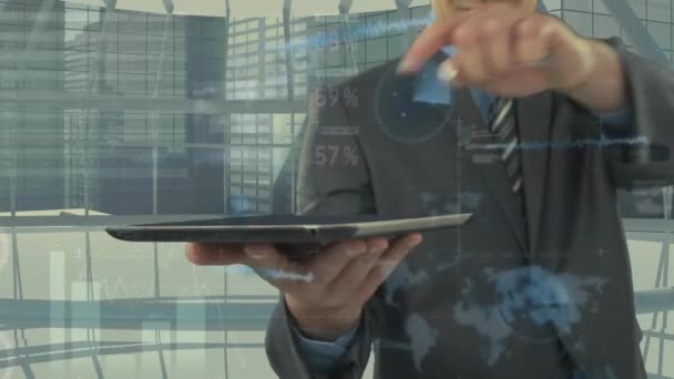 Animation Interface Med Databehandling Midten Sektionen Forretningsmand Holder Digital Tablet – Stock-video
