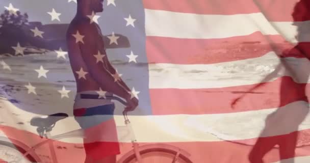Animacja Flagi Usa Nad Parą Kaukaską Plaży Latem Usa Amerykański — Wideo stockowe