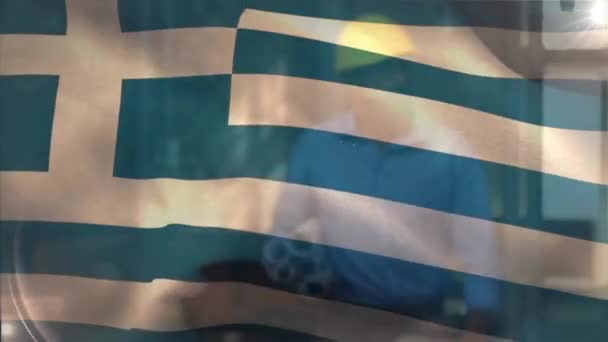 Bayrak Sallayan Yunan Animasyonu Miğfer Takan Çift Irklı Mühendis Planlarla — Stok video
