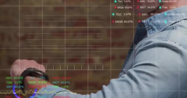 Animación Del Procesamiento Datos Financieros Sobre Hombre Caucásico Comprobando Smartwatch — Vídeos de Stock