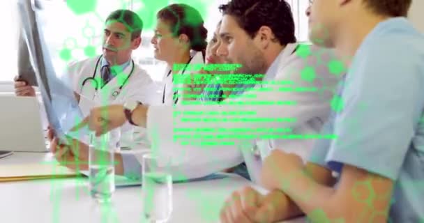 Animation Der Datenverarbeitung Über Ein Team Von Ärzten Gesundheitshelfer Diskutieren — Stockvideo