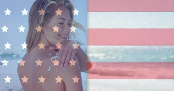 Animazione Bandiera Stati Uniti Sopra Donna Caucasica Spiaggia Estate Usa — Video Stock