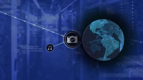 Animation Des Netzwerks Digitaler Symbole Globus Und Datenverarbeitung Gegen Computerserverraum — Stockvideo