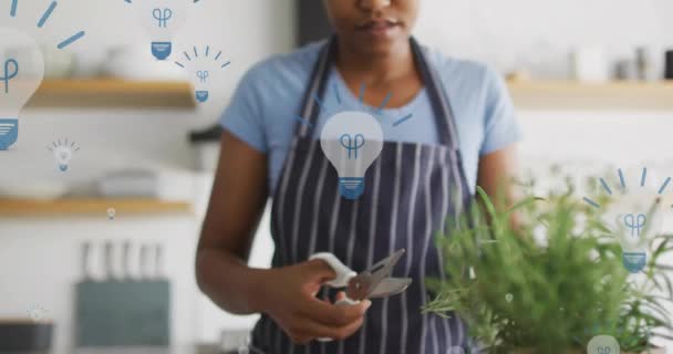 Анімація Лампочок Над Афроамериканською Жінкою Яка Готує Їжу Кухні Глобальні — стокове відео