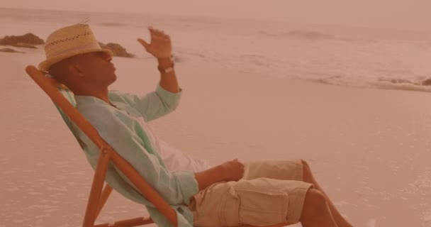 Afroameričan Sedí Židli Odpočívá Pláži Koncept Cestování Dovolené Volného Času — Stock video