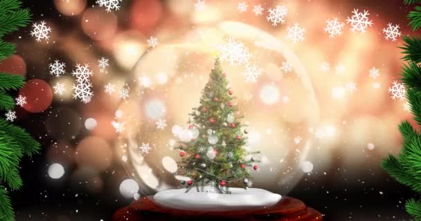 Animering Snöflingor Som Faller Över Julgranen Snöglob Mot Ljusfläckar Julfestlighet — Stockvideo