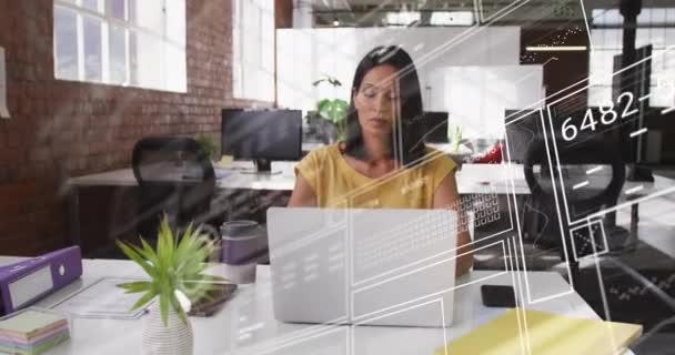 Animação Gráficos Círculo Carregamento Mudando Números Mulher Biracial Trabalhando Laptop — Vídeo de Stock