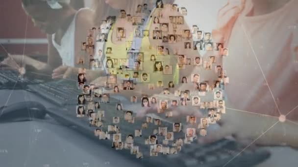 Okuldaki Bilgisayar Kullanan Iki Farklı Kıza Karşı Dünya Çapında Profili — Stok video
