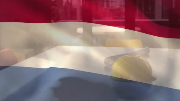 Animação Bandeira Das Terras Baixas Sobre Capacete Amarelo Plano Chão — Vídeo de Stock