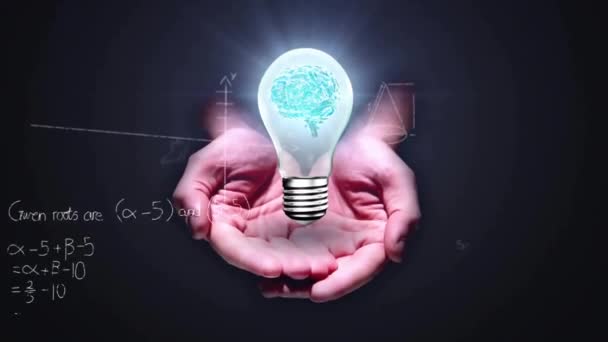 女性の手と数学的なデータ処理に対する脳を持つ電球のアニメーション グローバルサイエンス コンピューティング データ処理のコンセプトデジタル生成ビデオ — ストック動画