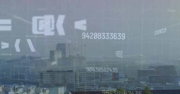 Animace Měnících Čísel Symbolů Nad Mlhou Zakryla Moderní Městskou Krajinu — Stock video