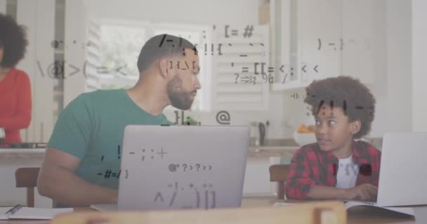 Animatie Van Meerdere Symbolen Diverse Vader Helpen Zoon Het Gebruik — Stockvideo