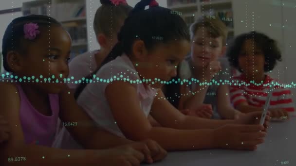 在不同的儿童观看数字平板电脑上的视频时 用不断变化的数字对图形进行动画 数字合成 多重曝光 团结和技术 — 图库视频影像