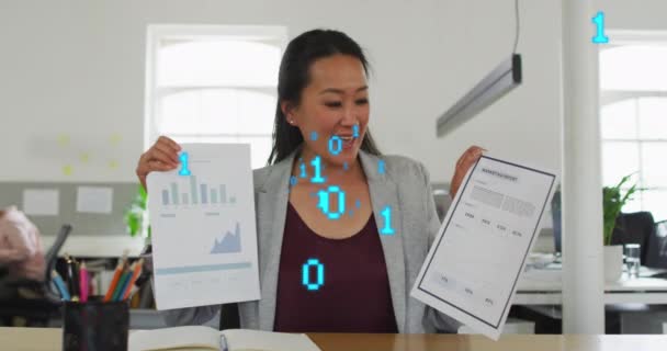 Animación Códigos Binarios Sobre Mujer Asiática Discutiendo Informes Durante Videollamada — Vídeo de stock