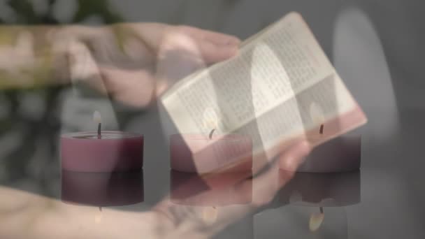 Kompozitní Video Hořících Svíček Proti Zblízka Ženě Jak Čte Bibli — Stock video