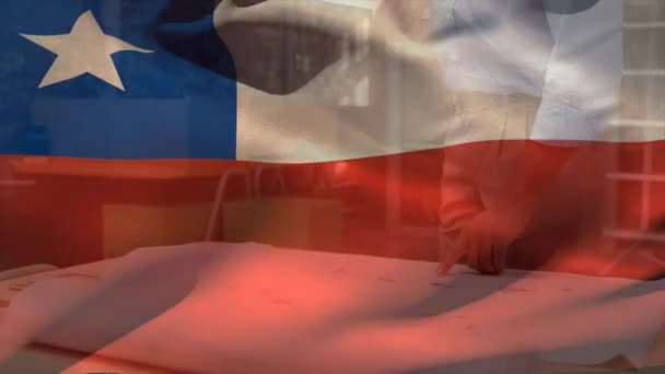 Animace Vlajky Chile Nad Biracial Inženýrem Plány Kontrolujícími Půdorys Digitální — Stock video