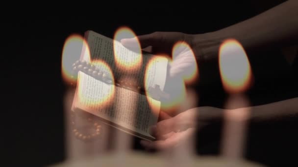 Kompozitní Video Hořících Svíček Proti Ženským Rukám Držícím Bibli Růženec — Stock video