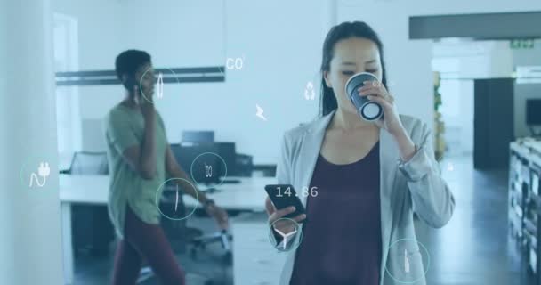 在亚洲女人一边喝咖啡 一边在办公室里用手机 在亚洲女人身上制作偶像的动画 数字合成 多重接触 循环利用 饮料和技术概念 — 图库视频影像
