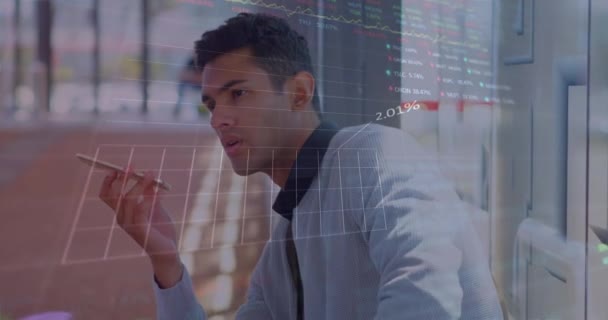 オフィスでスマートフォンで話す人に対する株式市場データ処理のアニメーション グローバル経済とビジネスデータ技術コンセプト — ストック動画