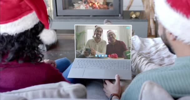 Mutlu Çift Erkek Akrabalar Noel Dizüstü Bilgisayarlarıyla Yavaş Çekim Yapıyorlar — Stok video