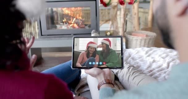 一对快乐而多样化的夫妇 母女都有圣诞节平板电脑视频通话 动作缓慢 圣诞节 庆祝活动 传统和生活方式 — 图库视频影像