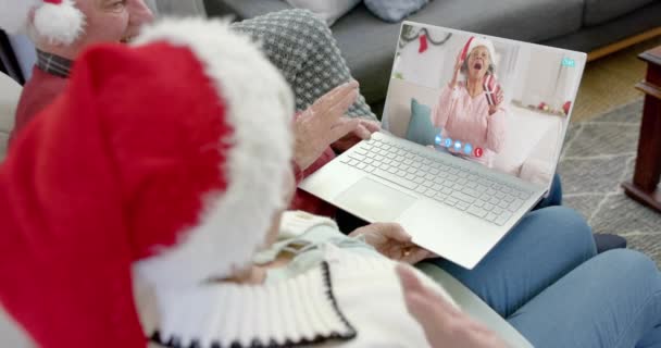 Pasangan Senior Yang Bahagia Dan Teman Wanitanya Memiliki Panggilan Video — Stok Video