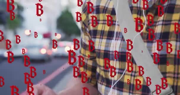 Animación Bitcoin Rojo Sobre Hombre Caucásico Tocando Canción Teléfono Celular — Vídeos de Stock