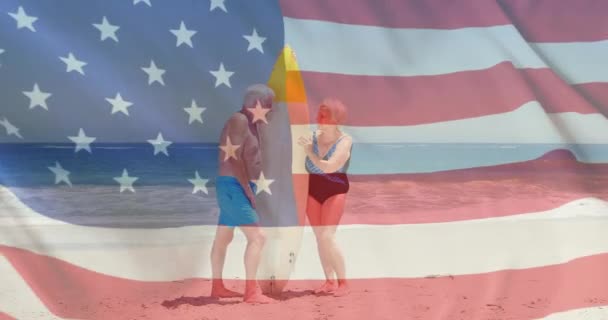 Animazione Bandiera Stati Uniti Sopra Coppia Più Anziana Caucasica Spiaggia — Video Stock