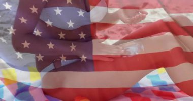 Yazın, beyaz bir kadının plajda bayrak sallaması. Usa, Amerikan vatanseverliği, ulusal bayrak ve yaşam tarzı konsepti dijital olarak oluşturulmuş video.