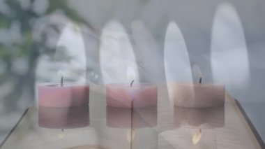 Kadınların ellerinde mum yakma ve açık İncil 'e karşı dua etme videosu. Hıristiyanlık ve din kavramı