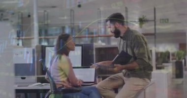 Grafiklerin animasyonu, alım satım tahtası ve çeşitli iş arkadaşlarının masa başında tartıştığı daireler. Dijital bileşik, çoklu pozlama, rapor, iş dünyası, borsa takım çalışması ve teknoloji kavramı.